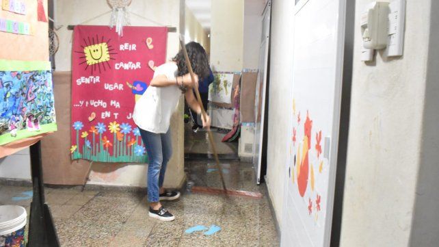 Problemas con el ingreso de agua en algunas escuelas de la ciudad de Santa Fe por las copiosas lluvias