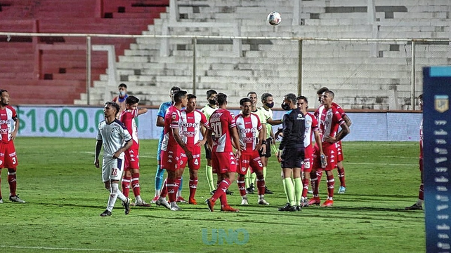 Unión dejó pasar la chance de meterse en zona de clasificación al empatar 0-0 ante Independiente.