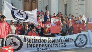 Repartidores en la explanada de la Legislatura tras conocerse la media sanción al proyecto de seguridad.&nbsp;