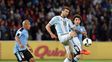 El nueve del DT. Pratto, la apuesta del Patón Bauza, domina la pelota ante Arévalo Ríos y Corujo.