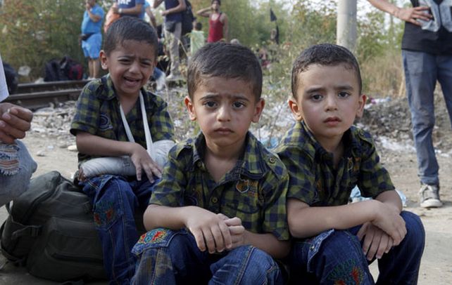 desamparo. Tres hermanitos sirios esperan a sus padres en la estación de Gevgelija