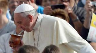 El Papa Francisco tomó mate con los fieles en la Plaza San Pedro y confesó que tuvo dudas de su fe