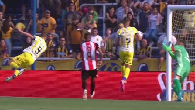 Gol y locura. Ruben convirtió de cabeza y con ese tanto se convirtió en el máximo artillero de la historia canalla.