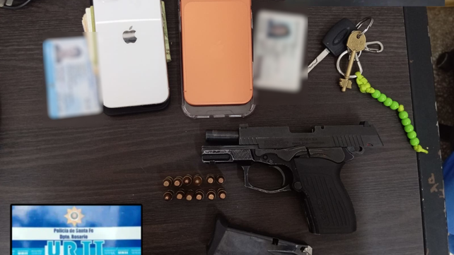 Entró con un arma al boliche. La pistola calibre 9 milímetros que la joven llevaba en la cartera.