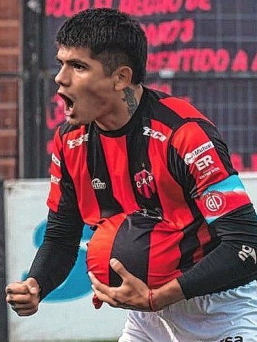 Gabriel Díaz, capitán y goleador en la tarde del desahogo Rojinegro