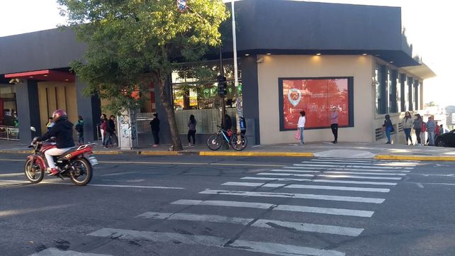 Hay largas colas en los bancos para cobrar jubilaciones y AUH
