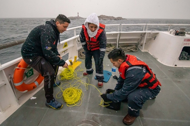 El equipo de técnicos prepara un drone para bajarlo al agua del canal.
