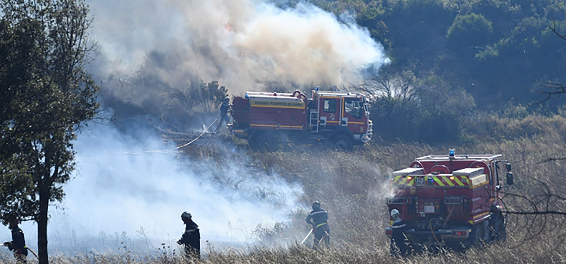 Bomberos combaten un incendio forestal el jueves 7 de julio de 2022 cerca de Bordezac, en el sur de Francia. Cientos de bomberos respaldados por aviones que arrojan agua combatieron un gran incendio forestal el viernes en el sureste de Francia que obligó a evacuar las aldeas cercanas.