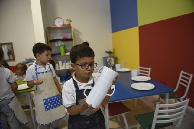 El trabajo en equipo invita por igual a nenes y a nenas para compartir el desayuno o una merienda.