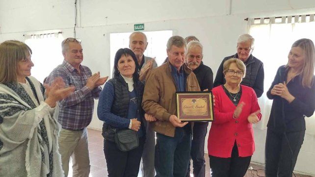 Una vida entre tumbas: se jubiló César Buchet, sepulturero del cementerio de Colonia Nueva