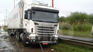 Un camión despistó por las lluvias en Circunvalación Oeste y provocó demoras