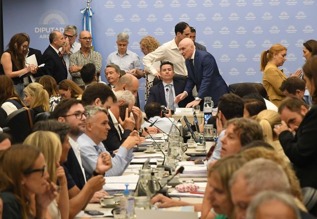 El oficialismo logró emitir dictamen de mayoría junto a bloques dialoguistas en Diputados