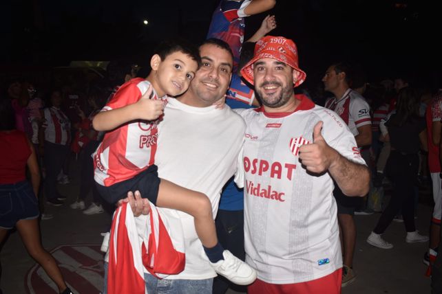 Unión, entre la fiesta y la ilusión: todo el color de los hinchas en un día muy especial