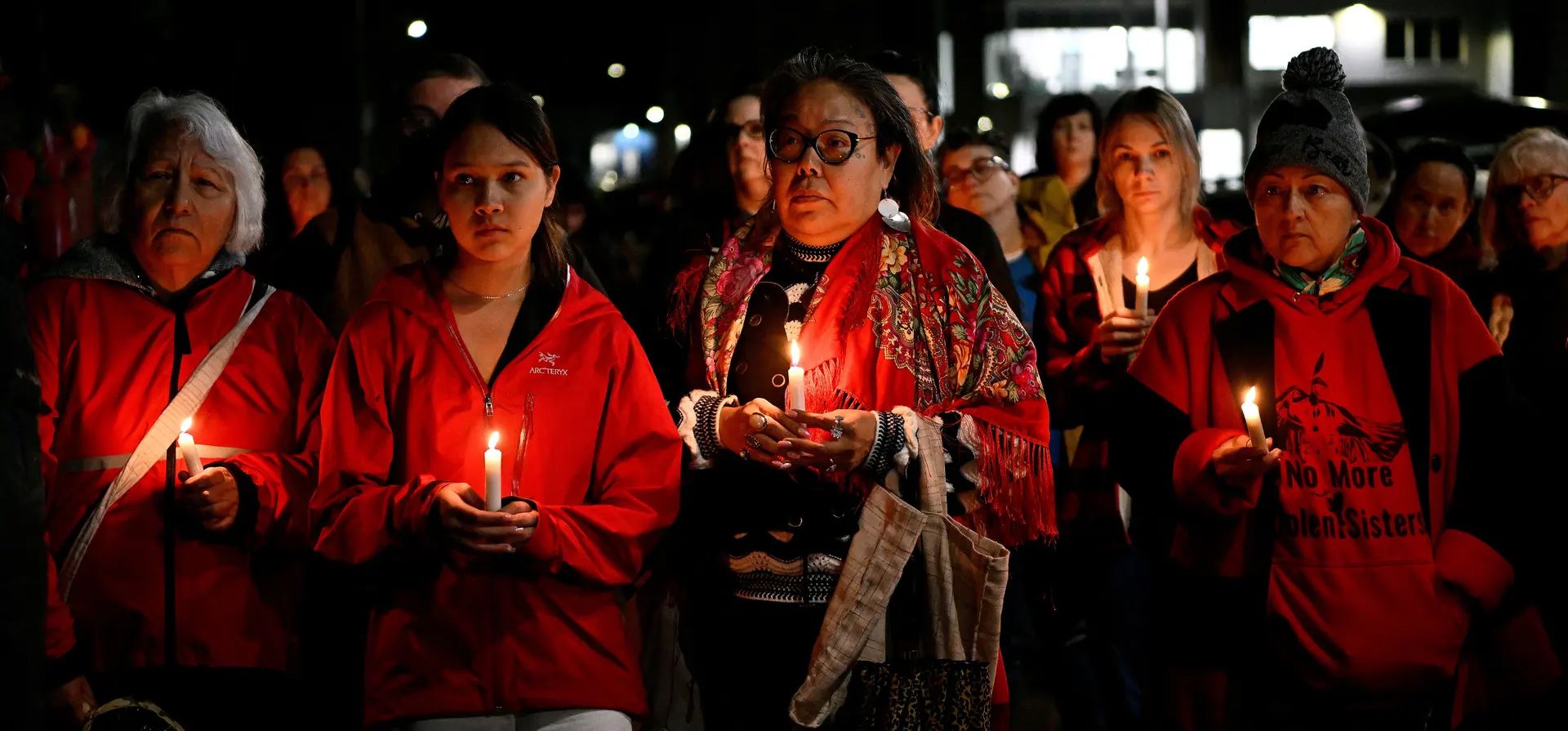 Familiares y simpatizantes de las víctimas del asesino en serie Robert Pickton realizan una vigilia con velas la noche antes de que Pickton sea elegible para la libertad condicional diurna, Coquitlam, Canadá. Fotografía: Jennifer Gauthier/Reuters Familiares y simpatizantes de las víctimas del asesino en serie Robert Pickton realizan una vigilia con velas la noche antes de que Pickton sea elegible para la libertad condicional diurna, Coquitlam, Canadá. Fotografía: Jennifer Gauthier/Reuters