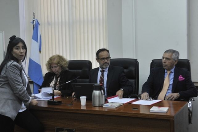 tribunal. La defensora María Eugenia Carbone y los jueces Mónica Lamperti
