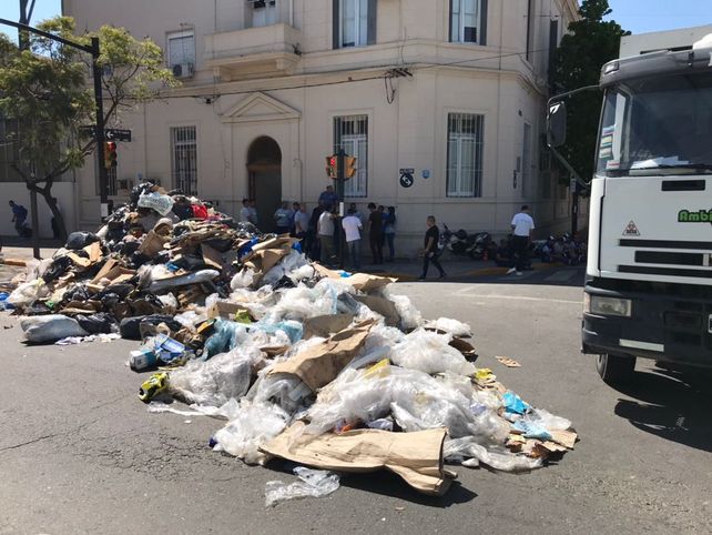 Una protesta de recolectores de residuos genera un basural en Lagos y Pellegrini