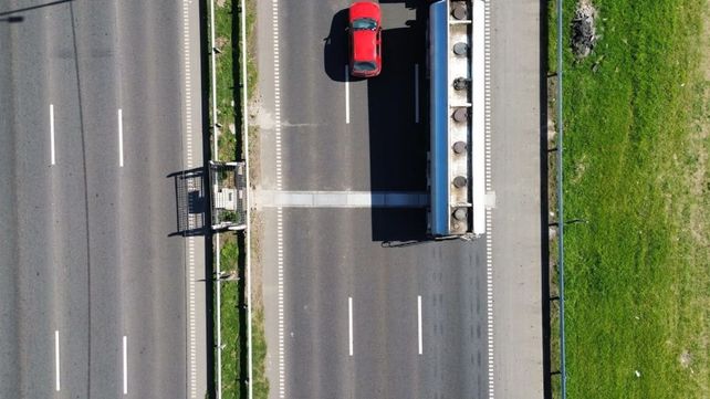 Autopista Rosario-Santa Fe: instalaron una balanza que multa a camiones con sobrepeso sin detenerlos
