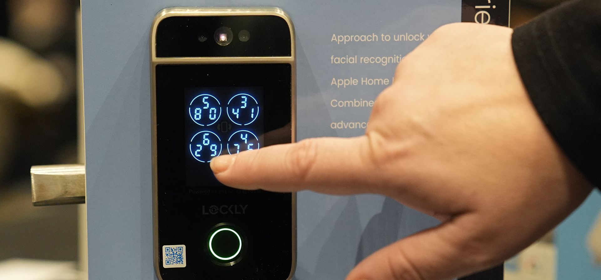 La cerradura inteligente de reconocimiento facial Lockly Visage se exhibirá en Pepcom antes de la feria tecnológica CES el lunes 8 de enero de 2024 en Las Vegas. (Foto AP/John Locher)