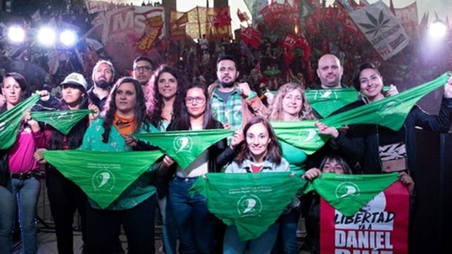 El acto concluyó con un pañuelazo por el aborto legal.
