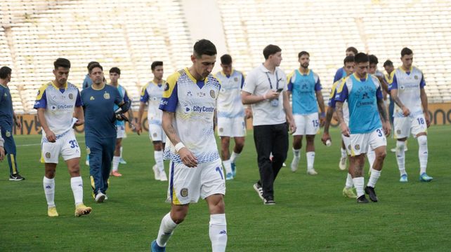 Ángel Di María se retira del césped del Mario Kempes cabizbajo después de que Estudiantes superara claramente a Central y lo dejara sin Copa Argentina.