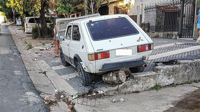 Se quedó sin frenos y chocó contra un cantero en calles Santos Domínguez e Intendente Olleros de Paraná.