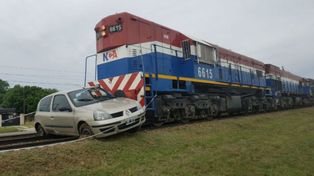 Un tren arrolló y arrastró casi 200 metros a un auto: falleció el conductor del coche