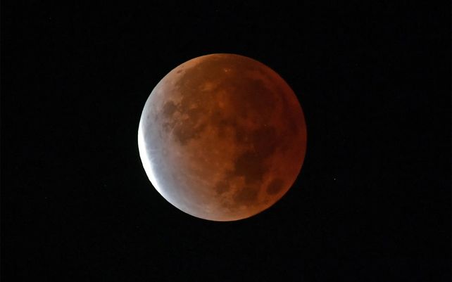 Las espectaculares imágenes del eclipse parcial lunar