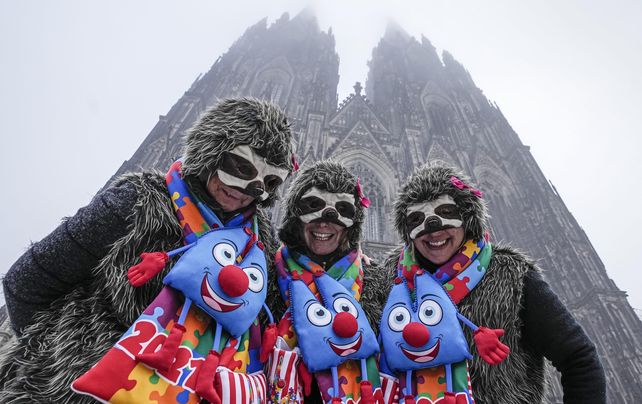 Gente vestida con disfraces de erizo se para frente a la Catedral de Colonia cuando decenas de miles participan en la celebración del inicio de la fiesta de carnaval en las calles de Colonia, Alemania, el jueves 11 de noviembre de 2021. Después de que el carnaval fuera cancelado el año pasado debido a la pandemia de coronavirus, este año solo a los vacunados con entradas pudieron asistir a las celebraciones en la plaza central de Colonia.