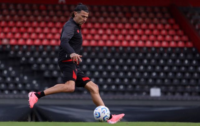Víctor Cuesta en uno de los últimos entrenamientos de Newells pensando en Huracán. (Foto: Newells)
