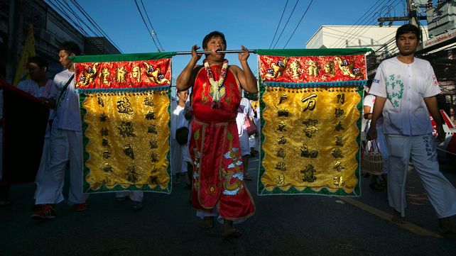 Las postales del extraño festival vegetariano tailandés