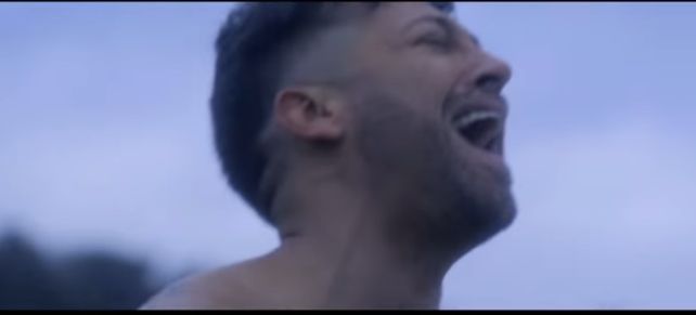 Pablito Ruiz se desnudó en su nuevo video
