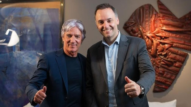 Marcelo Grandio y Manuel Adorni quedaron complicados en la causa que investiga quién pagó los vuelos del jefe de Gabinete a Punta del Este.