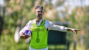 Martín Demichelis aguarda por De la Cruz y el regreso de los seleccionados para confirmar el once de River ante Unión.
