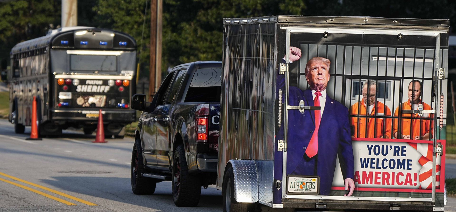 Un vehículo y un remolque pasan por la cárcel del condado de Fulton, el jueves 24 de agosto de 2023, en Atlanta. Trump está acusado junto con otros, a quienes la fiscal de distrito del condado de Fulton, Fani Willis, acusa de conspirar para subvertir la voluntad de los votantes de Georgia de mantener al presidente republicano en la Casa Blanca después de que perdió ante el demócrata Joe Biden. (Foto AP/Mike Stewart) Un vehículo y un remolque pasan por la cárcel del condado de Fulton, el jueves 24 de agosto de 2023, en Atlanta. Trump está acusado junto con otros, a quienes la fiscal de distrito del condado de Fulton, Fani Willis, acusa de conspirar para subvertir la voluntad de los votantes de Georgia de mantener al presidente republicano en la Casa Blanca después de que perdió ante el demócrata Joe Biden. (Foto AP/Mike Stewart)