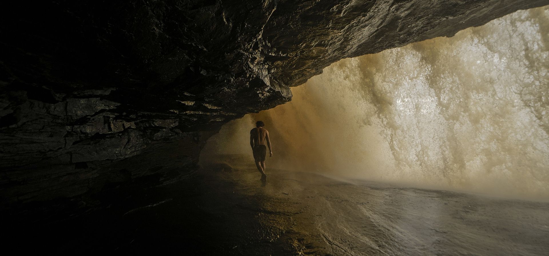 Un turista explora una cueva detrás de la cascada Golondrina en el Parque Nacional Canaima, Venezuela, el domingo 12 de enero de 2025. (Foto AP/Matias Delacroix) Un turista explora una cueva detrás de la cascada Golondrina en el Parque Nacional Canaima, Venezuela, el domingo 12 de enero de 2025. (Foto AP/Matias Delacroix)