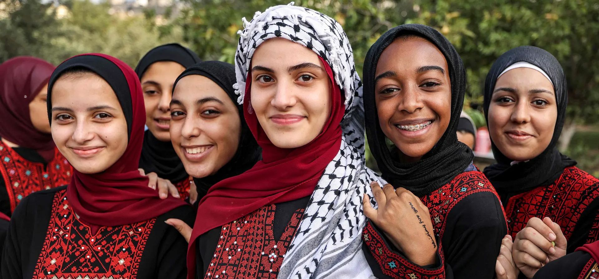 Gaza. Niñas palestinas en un picnic durante la temporada de cosecha de aceitunas. Fotografía: Mohammed Abed/AFP/Getty Images Gaza. Niñas palestinas en un picnic durante la temporada de cosecha de aceitunas. Fotografía: Mohammed Abed/AFP/Getty Images