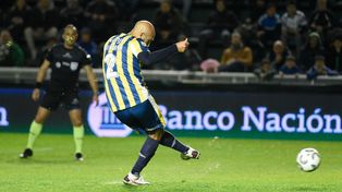 Carlos Quintana tuvo una chance inmejorable para romper el maleficio del gol, pero pateó débil y se lo atajaron.