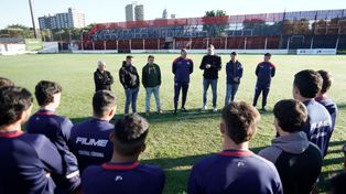 Central Córdoba: Omar Vicente junto a directivos charrúas presentaron a Arnaldo Sialle al plantel como el nuevo técnico del Matador.&nbsp;