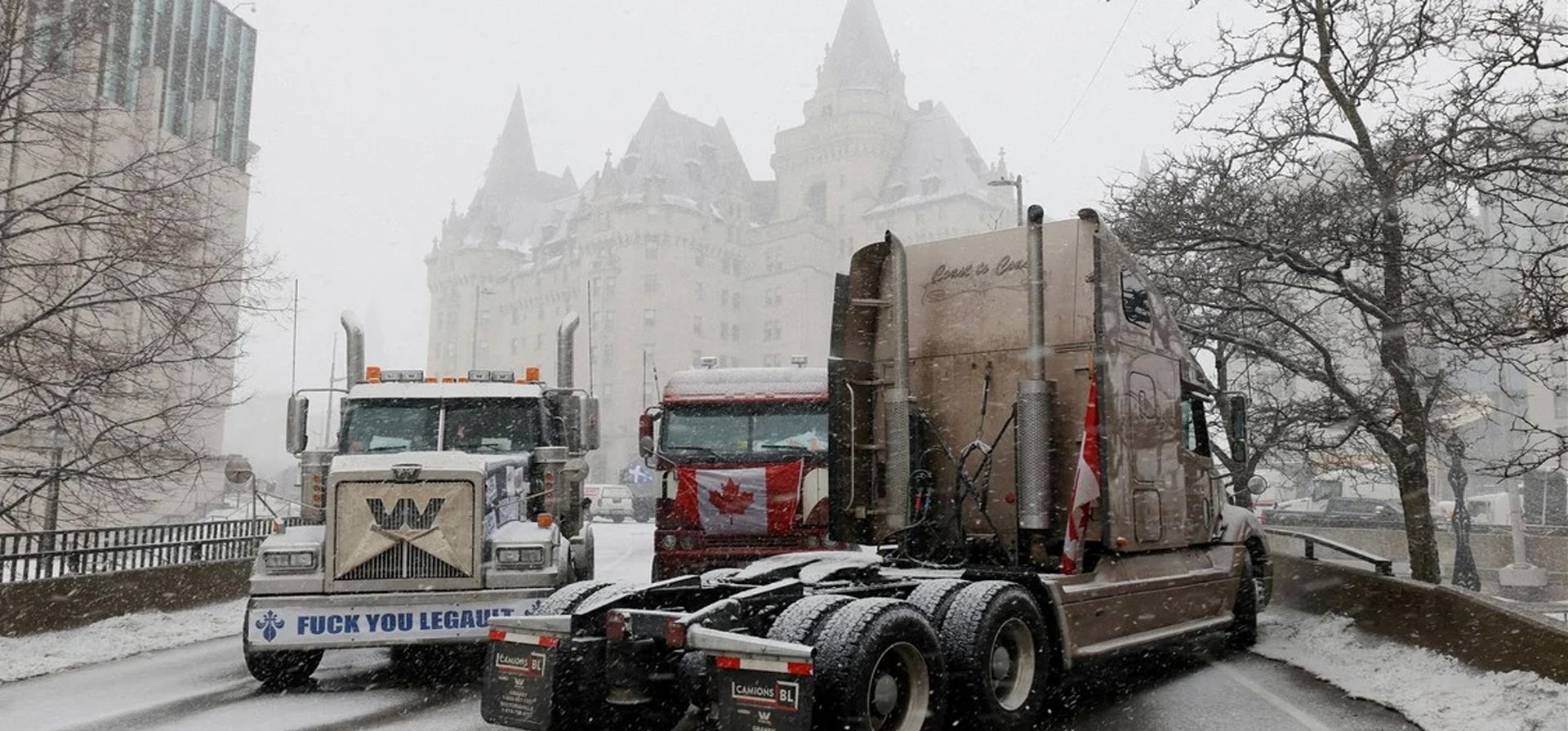 Camiones obstruyen las calles del centro mientras los choferes se manifiestran por los mandatos de vacunación contra el coronavirus (COVID-19), en Ottawa, Ontario, Canadá.