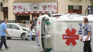 Una ambulancia volcó en un choque en Francia y Santiago del Estero