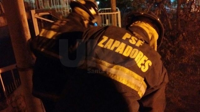 Murió un hombre durante un voraz incendio en una precaria vivienda en el norte de la ciudad