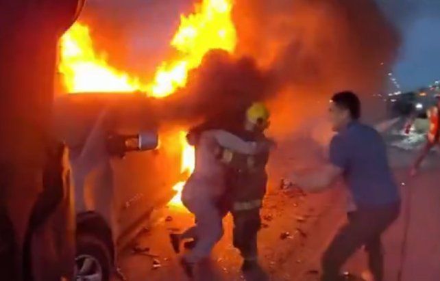 Un bombero de Arizona rescató a una mujer de un auto que se incendiaba
