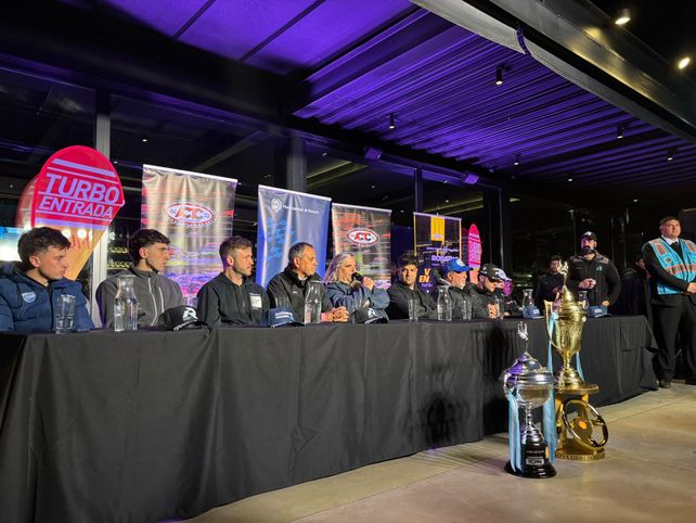 Conferencia de prensa en el bar del anfiteatro.