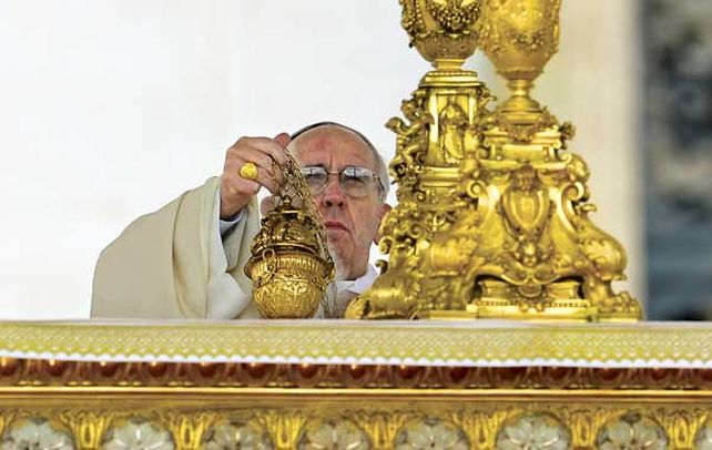 El santo padre. Francisco canonizó ayer a los primeros santos de su pontificado
