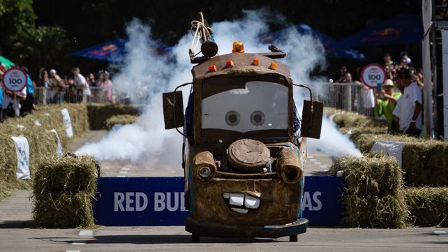 Los bomberos ganaron la Carrera de Autos Locos en Buenos Aires