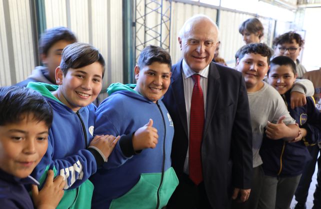 Lifschitz recorrió escuelas de Irigoyen, San Fabián y Arocena
