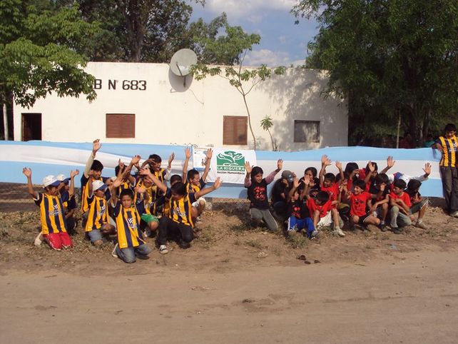 Juego de chicos. Los pibes de Las Hacheras le dan rienda libre a la pasión por la redonda. Desde la ONG rosarina que atiende la salud del paraje dicen que la cancha de fútbol es un símbolo. La música y el deporte son trascendentales.