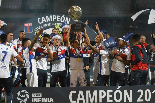La foto del campeón. El plantel de Tigre celebra la conquista tras la victoria 2 a 0 ante Boca