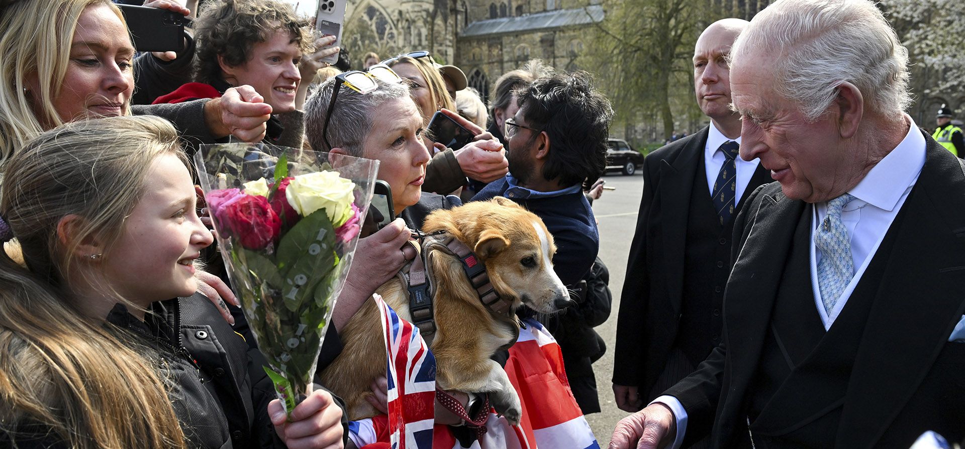 El rey Carlos III de Gran Bretaña se encuentra con un perro entre la multitud tras el Oficio Real de la Santa Cena en la Catedral de Durham, en Durham, Inglaterra, el jueves 17 de abril de 2025. (Anthony Devlin/Pool Photo vía AP) El rey Carlos III de Gran Bretaña se encuentra con un perro entre la multitud tras el Oficio Real de la Santa Cena en la Catedral de Durham, en Durham, Inglaterra, el jueves 17 de abril de 2025. (Anthony Devlin/Pool Photo vía AP)