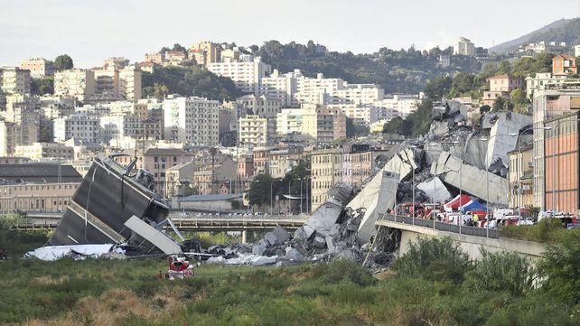 Las imágenes del dramático rescate tras el derrumbe del puente en Génova